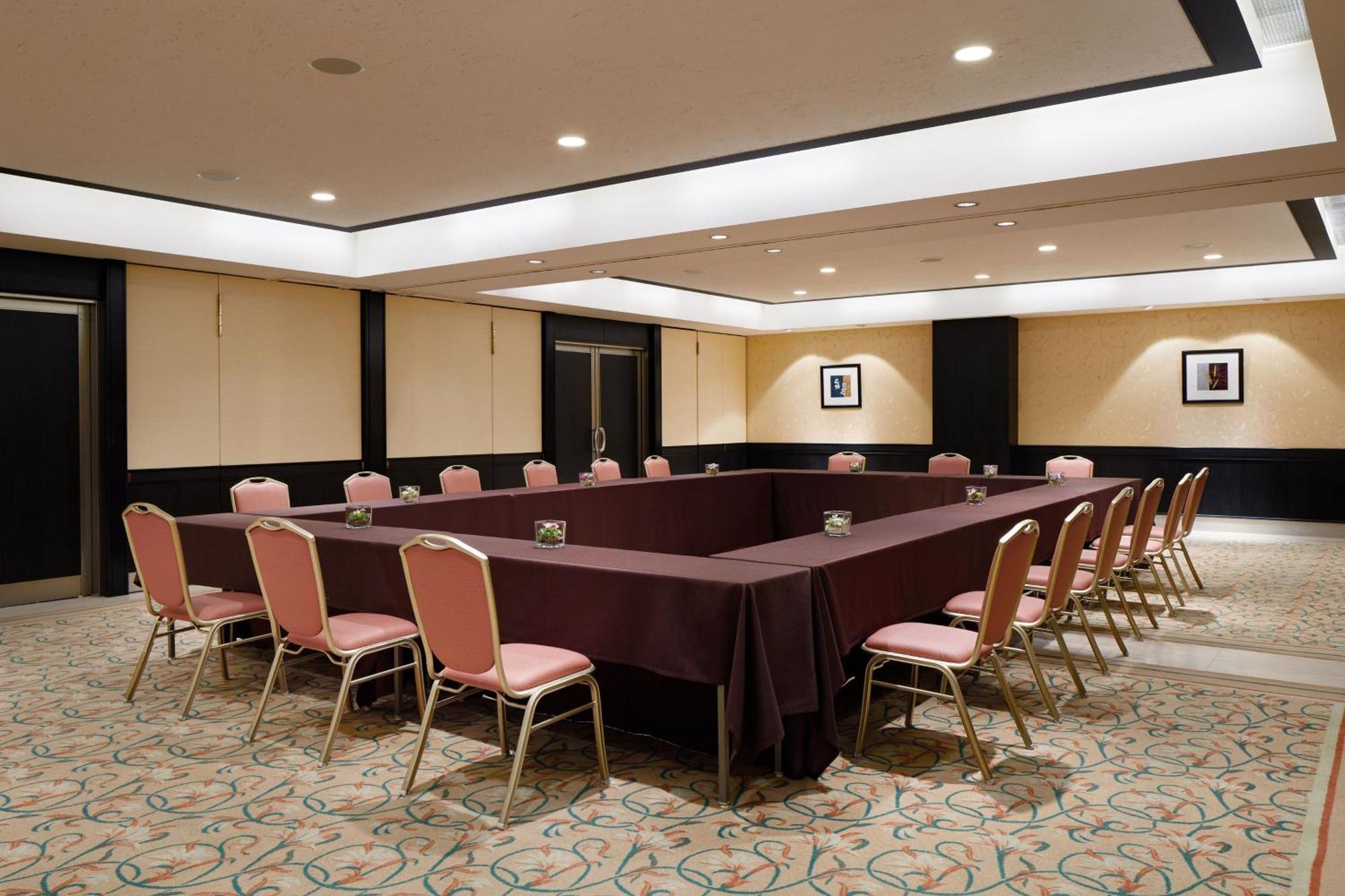 Sheraton Grande Tokyo Bay Hotel Urayasu Exterior photo A meeting room at a hotel