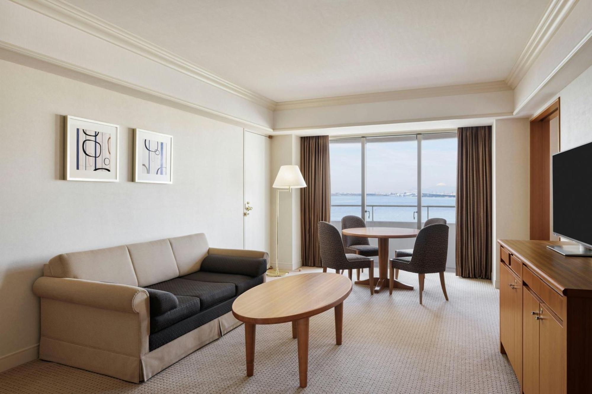 Sheraton Grande Tokyo Bay Hotel Urayasu Exterior photo A suite at the hotel